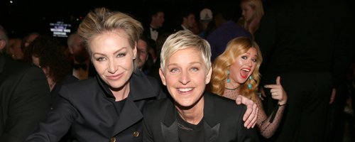 kelly clarkson photobombs kelly clarkson